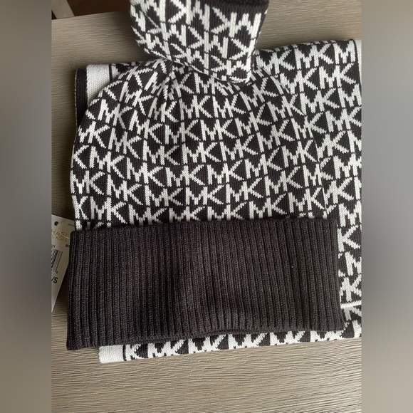 Michael Kors Hat, Scarf and Glove Set - Picture 4 of 8